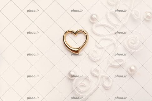 عکس با کیفیت حلقه طلایی به شکل قلب