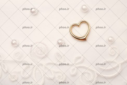 عکس با کیفیت حلقه طلایی به شکل قلب