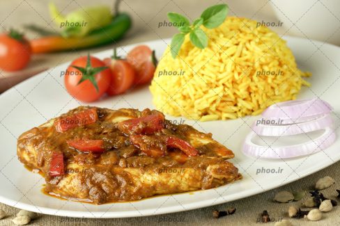 عکس غذای برنجی با خورشت کنار آن