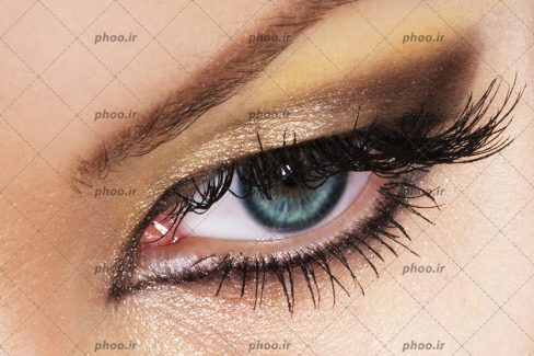 عکس چشم آبی آرایش شده