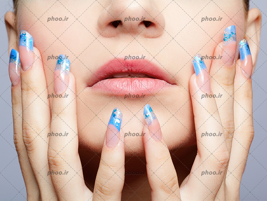عکس زیبا ارایش صورت با طراحی ناخن