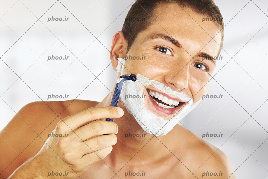 عکس زیبا مرد خنده رو در حال زدن ریش صورت