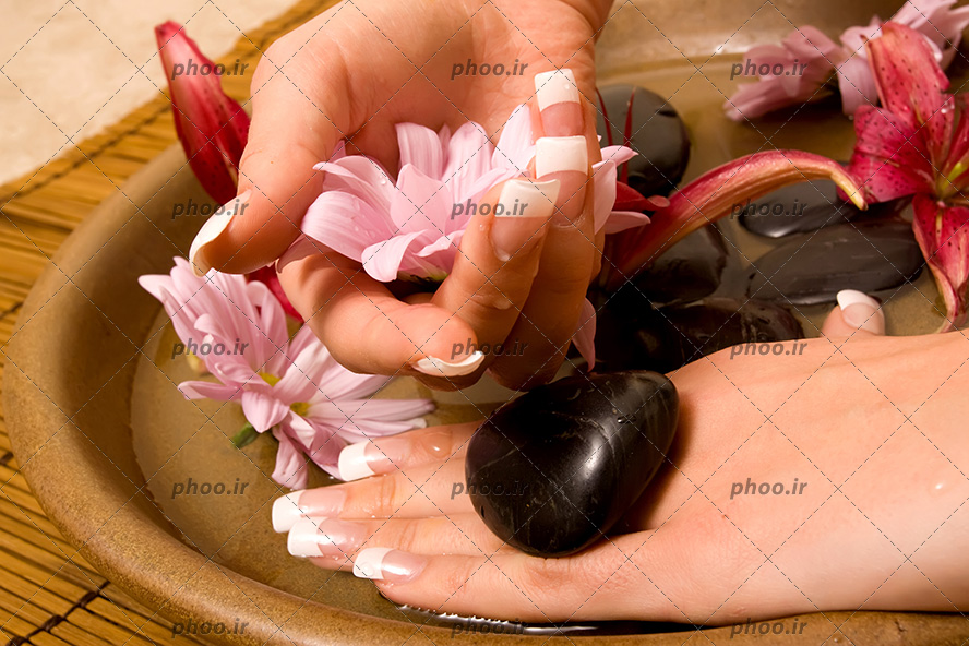 عکس زیبا ماساژ دست با گل و سنگ