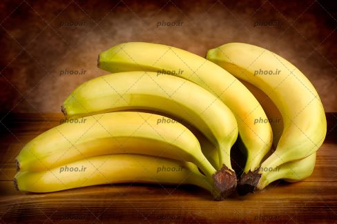 عکس موز های تازه در پس زمینه قهوه ای