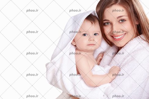 عکس با کیفیت بچه خوشگل با حوله در آغوش مادر جوان زیبا