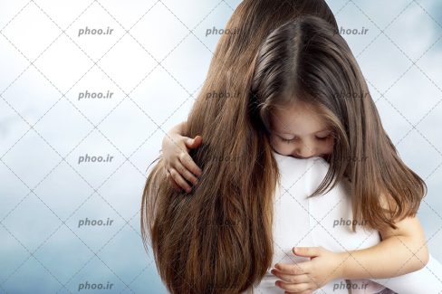 عکس با کیفیت دختر بچه در آغوش مادر در پس زمینه آبی