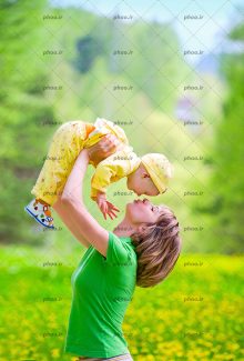 عکس با کیفیت مادر با کودک در حال بازی در پارک