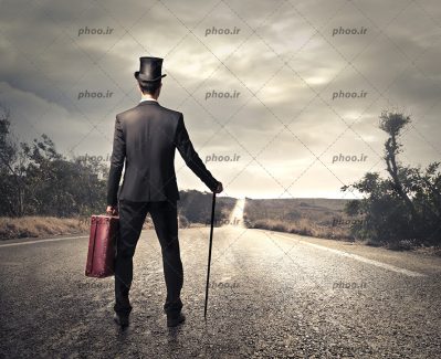 عکس با کیفیت مرد ایستاده و به خیابان نگاه می کند