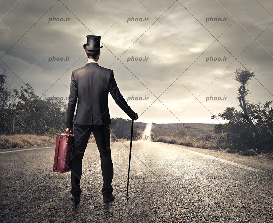 عکس با کیفیت مرد ایستاده و به خیابان نگاه می کند
