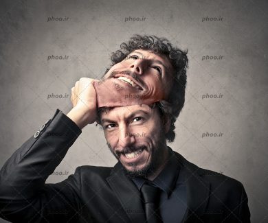 عکس با کیفیت مردی خشمگین که نقابی از لبخند بر چهره دارد