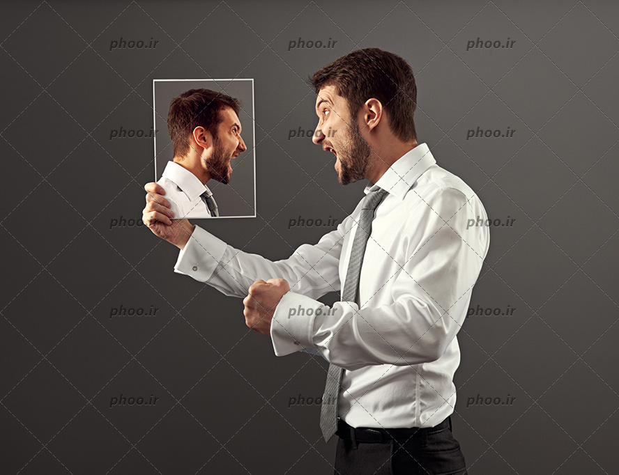 عکس با کیفیت مردی جوان که از دست خودش عصبانی است