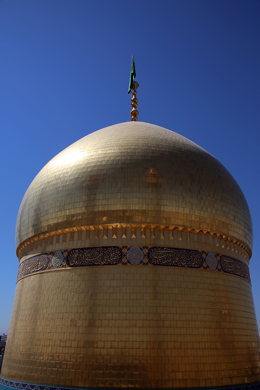 عکس با کیفیت گنبد طلایی حضرت معصومه و آسمان آبی در پس زمینه