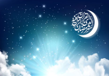 عکس با کیفیت  ماه نقره ای در آسمان و متن شهر الرمضان الذی انزل فیه القرآن در ماه و آسمان پر ستاره با ابر های سفید