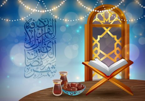 عکس با کیفیت دو لیوان چای با خرما در کنار قرآن کریم قرار گرفته بر روی میز و پنجره در پس زمینه و دیوار به رنگ آبی و متن الذی القران شهر رمضان به رنگ آبی در گوشه ای از کادر