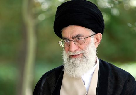 عکس با کیفیت چهره ی زیبای سید علی خامنه ای با عبا و عمامه ی مشکی در زاویه سه رخ