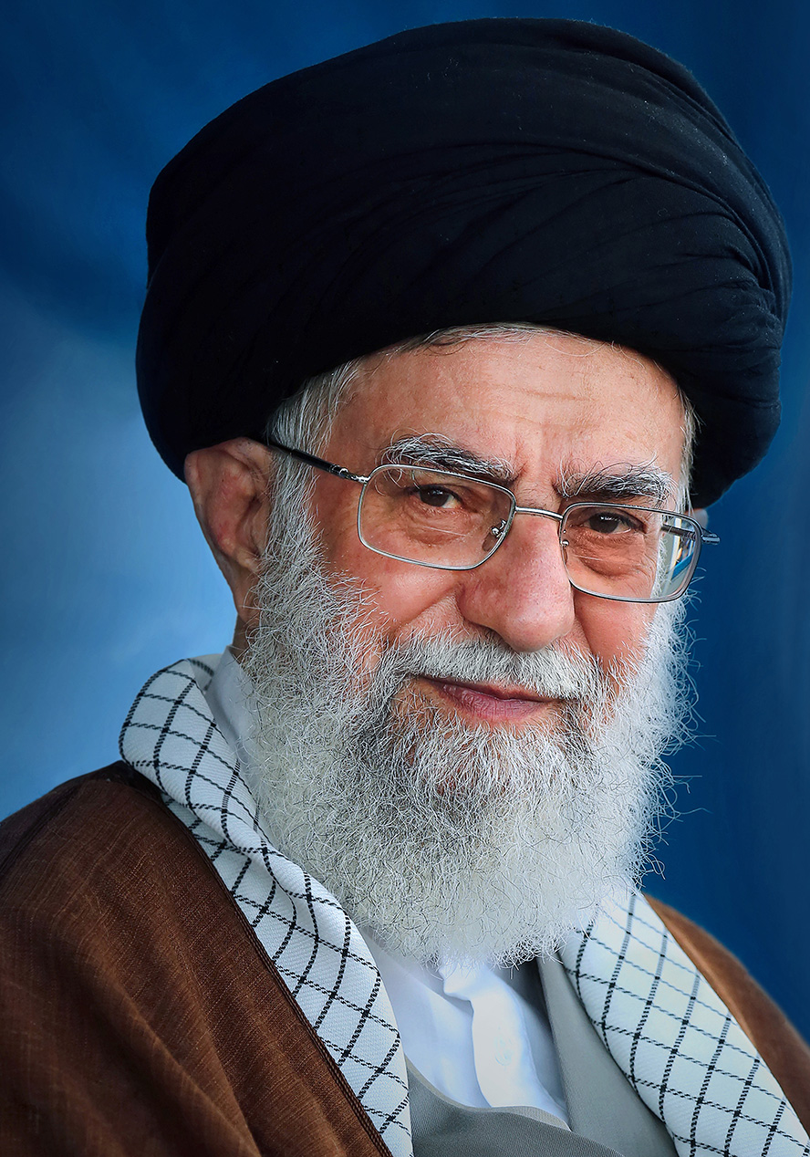 عکس با کیفیت چهره ی سه رخ مقام معظم رهبری با عمامه مشکی و عبا قهوه ای و چفیه به دور گردن ایشان و پس زمینه آبی