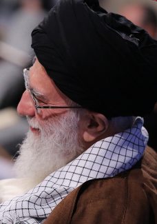 عکس با کیفیت چهره ی نیم رخ حضرت خامنه ای و در حال لبخند زدن