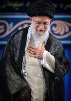 عکس با کیفیت حضرت خامه ای با عمامه و عبا مشکی در حال سلام دادن