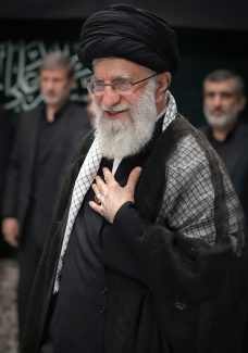 عکس با کیفیت سید علی خامنه ای با عبا و عمامه مشکی و لبخند به لب در حال سلام دادن