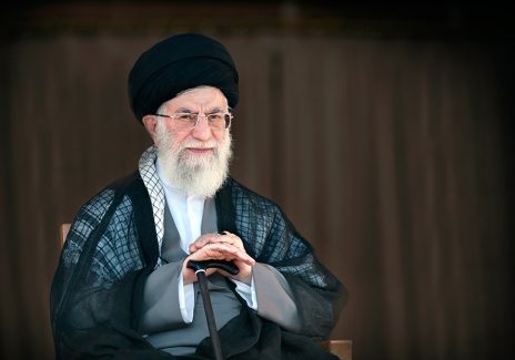 عکس با کیفیت عصا در دست حضرت خامنه ای و نشسته بر روی صندلی با عبا و عمامه ی مشکی رنگ