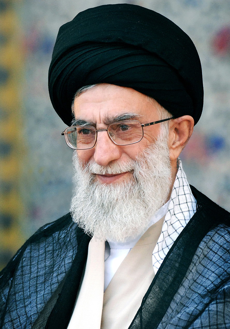 عکس با کیفیت حضرت خامنه ای در حال لبخند زدن و با لباس عبا و عمامه ی مشکی