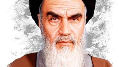 عکس با کیفیت چهره امام خمینی (ره) تمام رخ با عبا مشکی و عمامه به رنگ قهوه ای در پس زمینه سفید