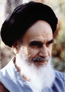 عکس با کیفیت چهره ی سه رخ امام خمینی (ره) و لبخند بر لب به همراه عمامه مشکی بر سر