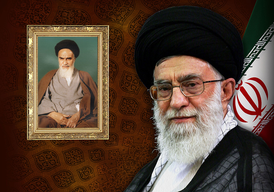 عکس با کیفیت تصویر امام خمینی (ره) در قاب بر روی دیوار و مقام معظم رهبری در کنار قاب به همراه پرچم ایران