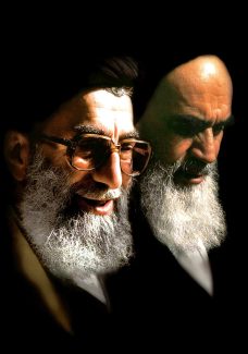 عکس با کیفیت چهره ی امام خمینی (ره) و حضرت خامنه ای در حالت سه رخ در پس زمینه مشکی