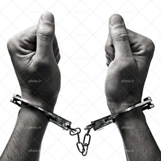 عکس با کیفیت منحصربفرد مشت های گره خورده ی مرد مجرم و دستبند به دست در پس زمینه سفید