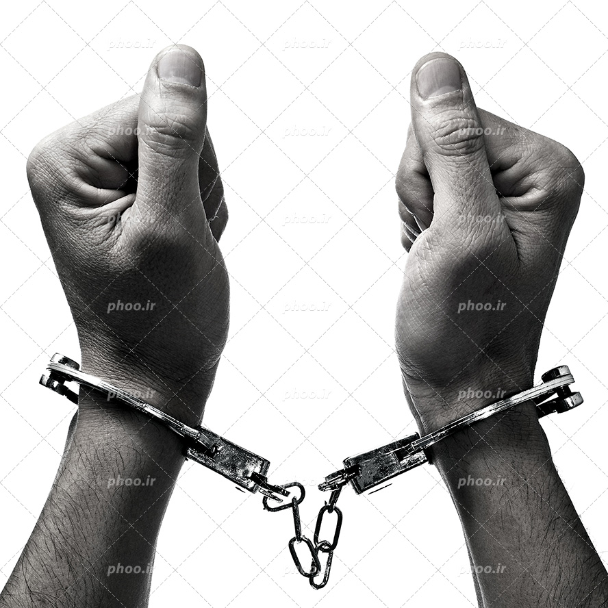 عکس با کیفیت منحصربفرد مشت های گره خورده ی مرد مجرم و دستبند به دست در پس زمینه سفید