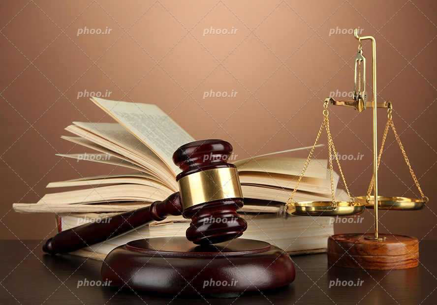 عکس با کیفیت زیبا کتاب عدالت در کنار چکش عدالت و ترازو عدالت
