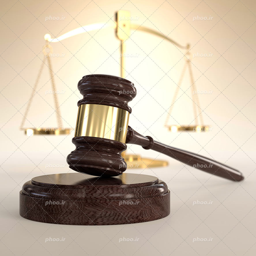 عکس با کیفیت بسیار زیبا چکش عدالت از نمای نزدیک و ترازوی عدالت در پس زمینه