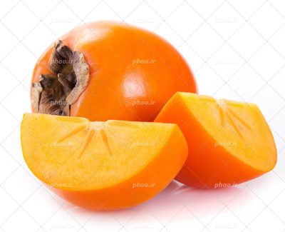 عکس با کیفیت زیبا خرمالو نصف شده در کنار خرمالو در پس زمینه سفید