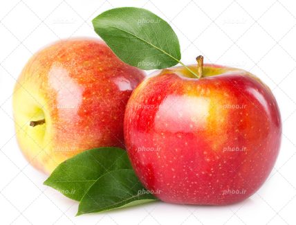 عکس با کیفیت زیبا دو سیب سرخ به همراه برگ در کنار یکدیگر