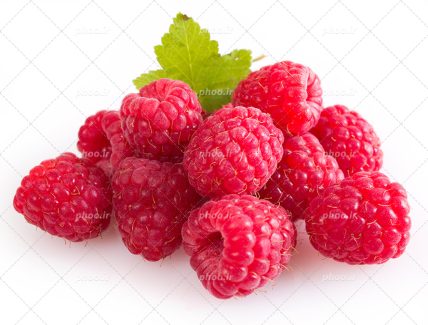 عکس با کیفیت منحصربفرد تمشک قرمز خوشمزه در کنار یکدیگر به همراه برگ