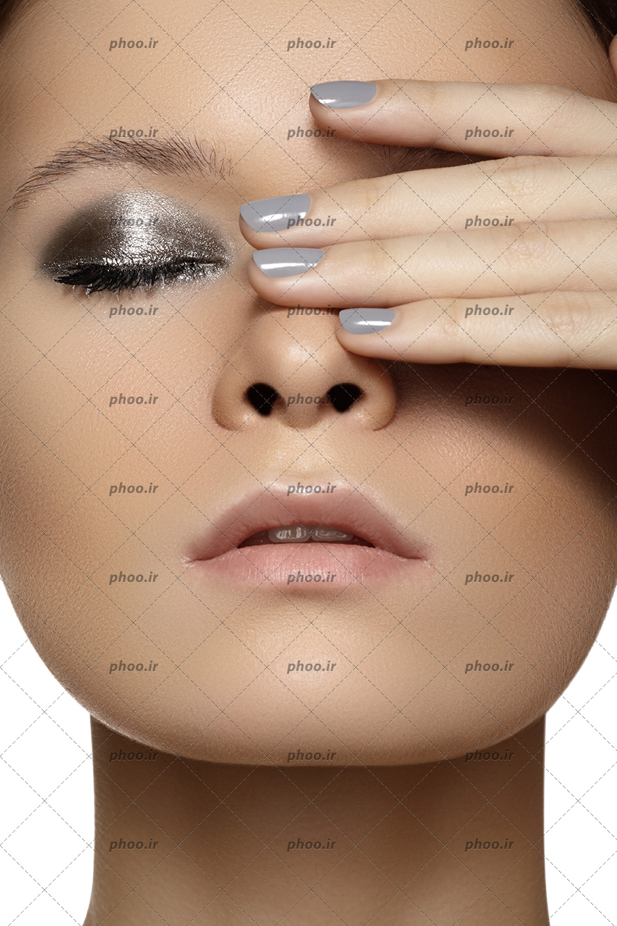 عکس پرتره زیبا مدل زن با پوست سالم و آرایش نقره ای چشم و مانیکور خاکستری است
