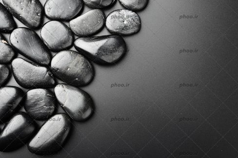 عکس سنگ های سیاه در پس زمینه سیاه