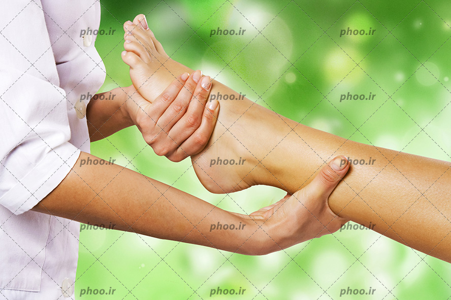 عکس ماساژ پا در سالن آبگرم