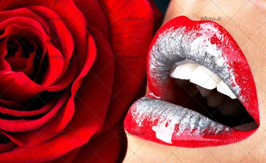 عکس زن زیبا با آرایش لب و رژ لب براق نقره ای و قرمز و گل رز از نزدیک