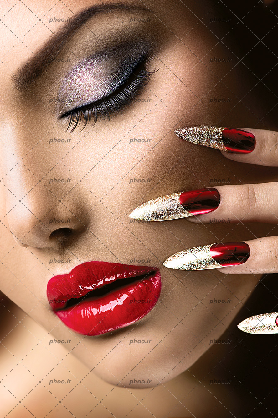 عکس چهره خانم جوان با آرایش و ناخن های مصنوعی از نزدیک