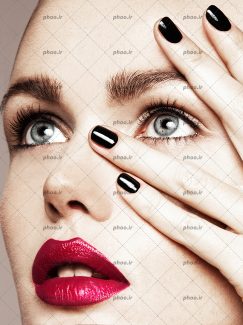عکس دختر با چشم های طوسی و آرایش صورت و ناخن های مشکی از نمای نزدیک