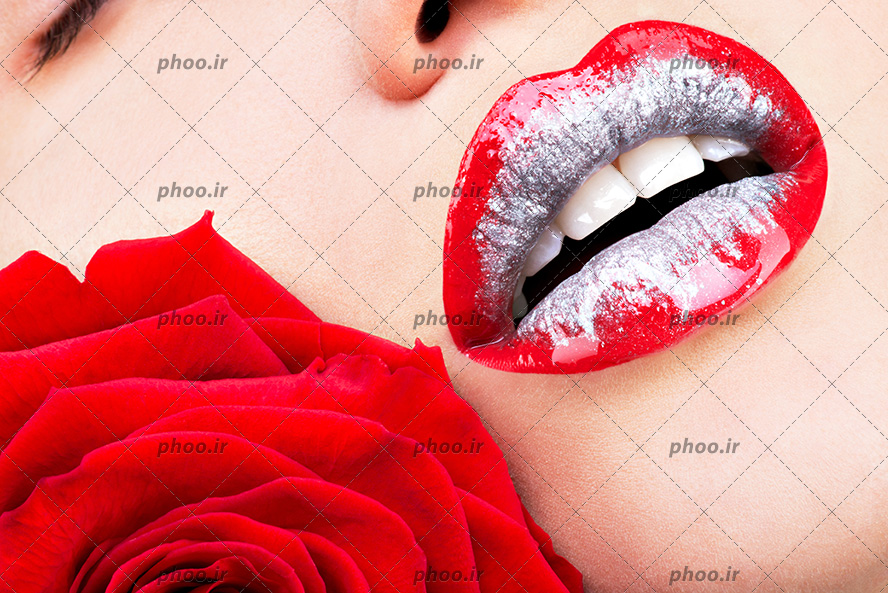 عکس آرایش زیبا لب به رنگ نقره ای و قرمز در کنار گل رز قرمز