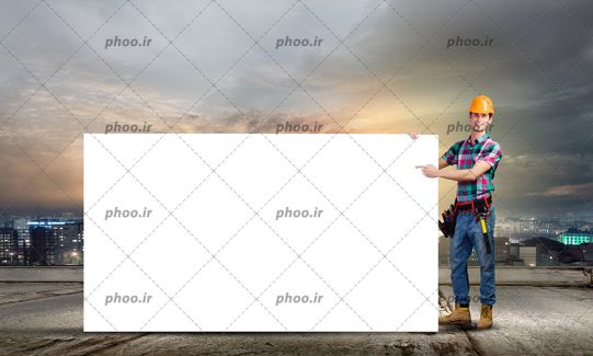 عکس یک کارگر در حال اشاره با یک تابلوی سفید خالی در پس زمینه غروب خورشید