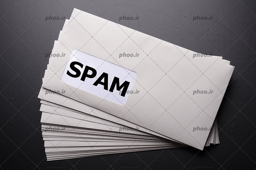 عکس پاکت های نامه و نوشته انگلیسی(spam) روی آن در پس زمینه مشکی