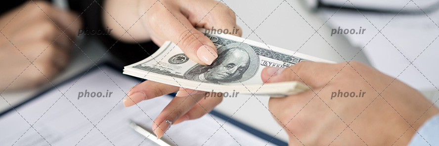 عکس تبادل پول بین دو نفر از نمای نزدیک