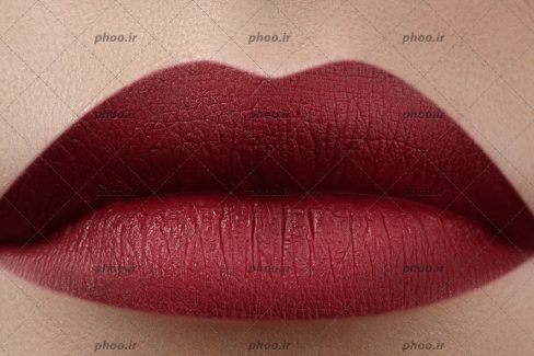 عکس آرایش لب زن به رنگ زرشکی از نمای نزدیک