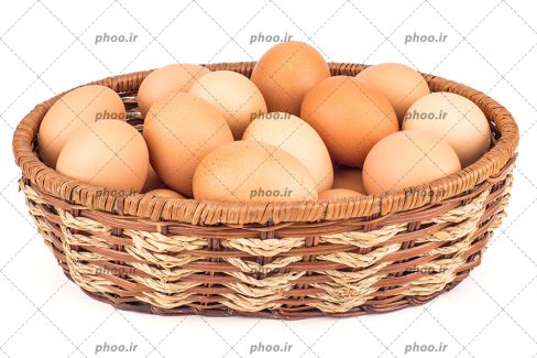 عکس سبد پر از تخم مرغ در پس زمینه سفید
