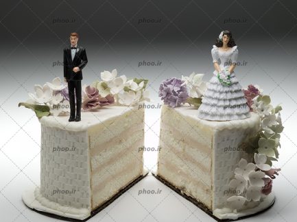 عکس با کیفیت کیک اسفنجی با مجسمه عروس و داماد روی آن