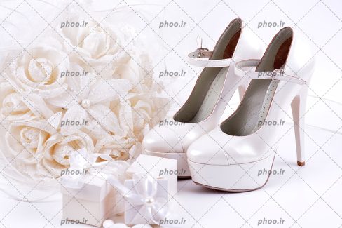 عکس با کیفیت کفش های مجلسی در کنار دسته گل و جعبه های کادو